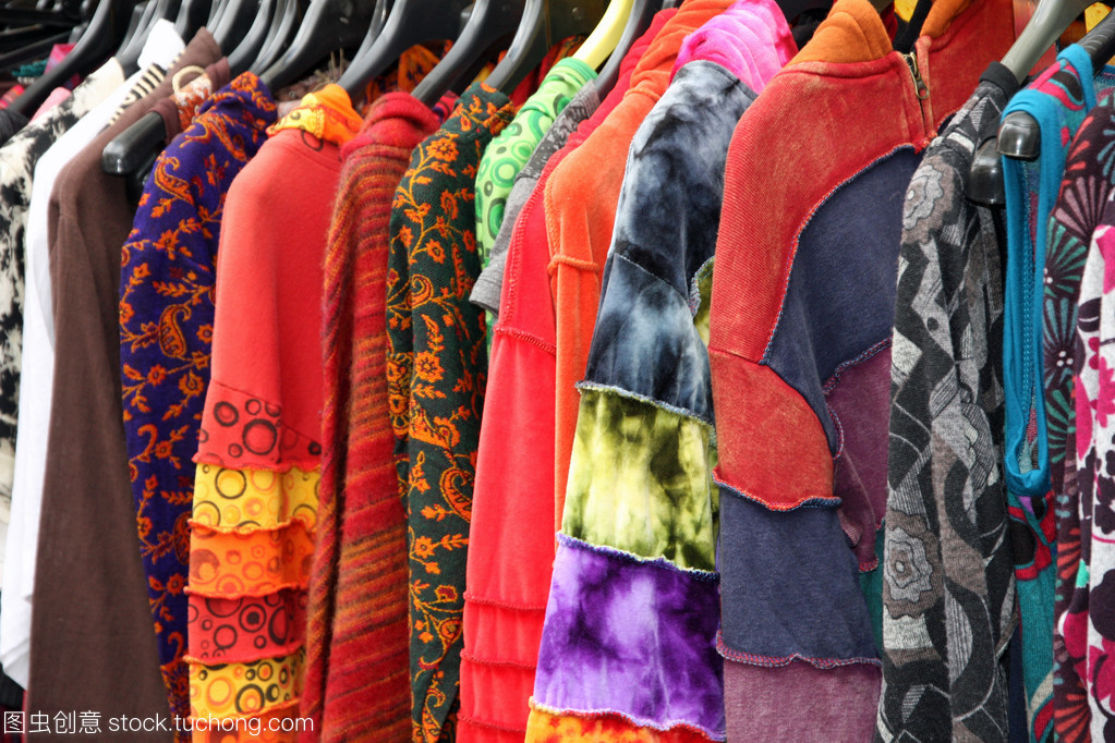 民族风情与现代市场 传统妇女服装的销售之道
